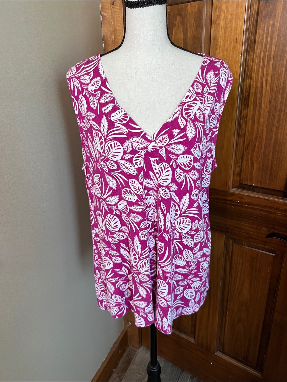 croft & barrow Pink and White Leaf-Print V-Neck Tank